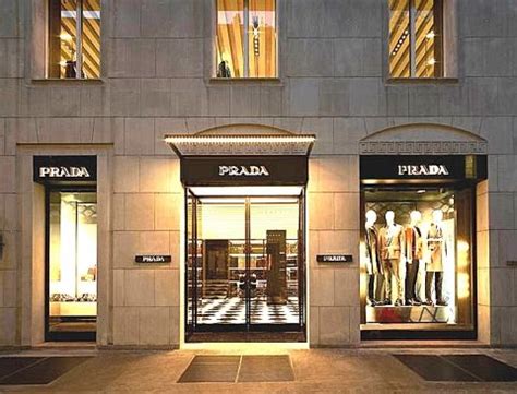 prada milano montenapoleone|via montenapoleone shopping.